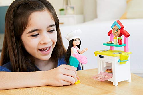 Barbie Chelsea Chef de pizzas Muñeca morena con cocina de juguete y accesorios, para niñas y niños +3 años (Mattel GTN63)