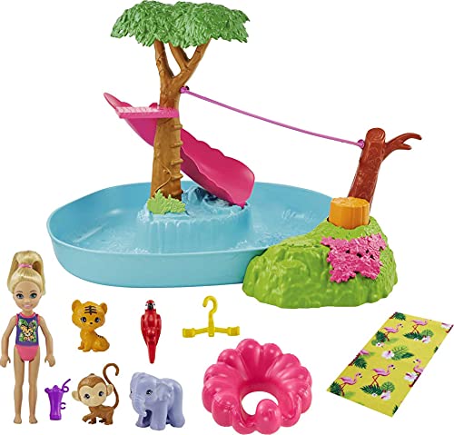Barbie Chelsea El cumpleaños perdido Muñeca rubia con set de juego de agua, mascotas de juguete y accesorios (Mattel GTM85)