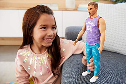Barbie Ken Fashionista Muñeco moreno con pantalones y camiseta Malibu, moda estrellas (Mattel GRB89)