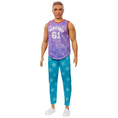 Barbie Ken Fashionista Muñeco moreno con pantalones y camiseta Malibu, moda estrellas (Mattel GRB89)