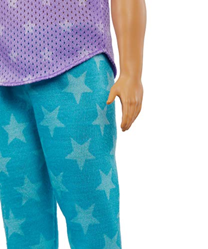 Barbie Ken Fashionista Muñeco moreno con pantalones y camiseta Malibu, moda estrellas (Mattel GRB89)