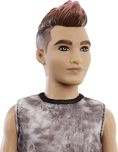 Barbie Ken Fashionista Muñeco rockero con camiseta sin mangas, pantalón de cuadros y accesorios de moda de juguete (Mattel GVY29)