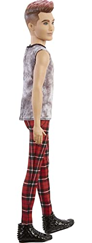 Barbie Ken Fashionista Muñeco rockero con camiseta sin mangas, pantalón de cuadros y accesorios de moda de juguete (Mattel GVY29)