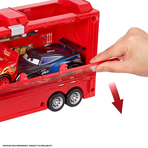 Cars Camión Mack Track Talkers Coche de juguete con sonidos, almacena 2 vehículos, juguete para niños +3 años (Mattel GYK60)