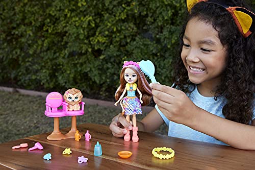 Enchantimals Lacey Lion y Salón de Belleza Muñeca con mascota, set de juego y accesorios, juguete +4 años (Mattel GTM29)
