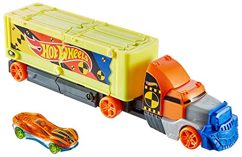 Hot Wheels Camión superchoques con un coche de juguete de Hot Wheels (Mattel GCK39)