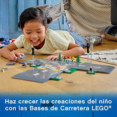 LEGO 60304 City Bases de Carretera Set de Construcción con Placas de Carretera, Semáforos y Ladrillos Que Brillan en la Oscuridad