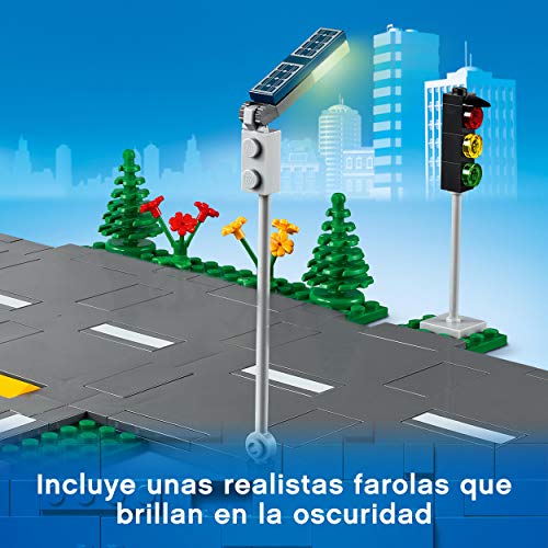 LEGO 60304 City Bases de Carretera Set de Construcción con Placas de Carretera, Semáforos y Ladrillos Que Brillan en la Oscuridad