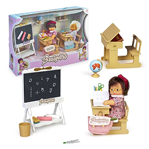 los Barriguitas - Escuela, juguete cole barriguitas clásicas, incluye 2 escritorios o pupitres, una pizarra y tizas, muñeca bebé de siempre y accesorios como cuadernos y lápices, Famosa (700016656)