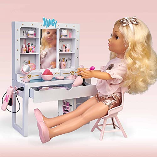 Nancy - Un día de belleza, muñeca de pelo rizado con un tocador de maquillaje y peinados, juego con accesorios y pegatinas para decorar, recomendado a partir de 3 años, FAMOSA (700015787)