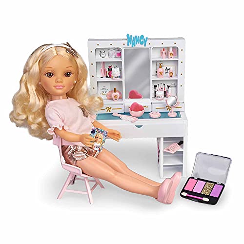 Nancy - Un día de belleza, muñeca de pelo rizado con un tocador de maquillaje y peinados, juego con accesorios y pegatinas para decorar, recomendado a partir de 3 años, FAMOSA (700015787)
