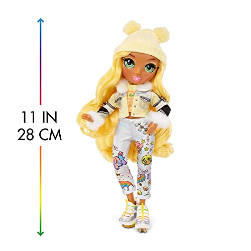 Rainbow High Winter Break Sunny Madison-Muñeca de Moda Amarilla con 2 atuendos, Equipo de Nieve y Pedestal-Incluye esquís, Patines, Accesorios y más-Edad: 6+ años (574774C3)