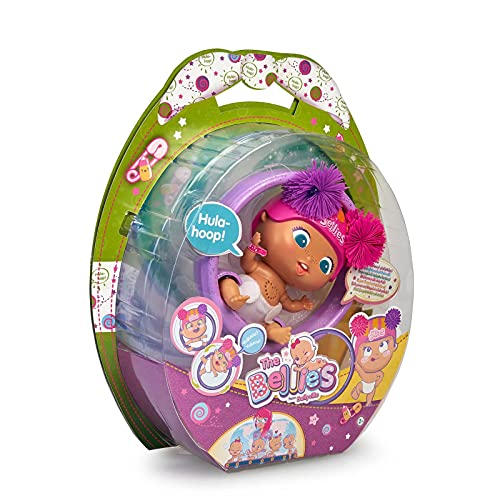 The Bellies from Bellyville- Hula-Hoop, muñeca bebé en pañales interactiva, Bellie grande, con un casco y un juego de aro que rueda, juguete para niñas y niños a partir de 3 años, Famosa (700016631)