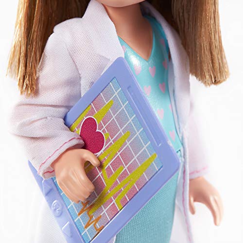 Barbie Chelsea Doctora Muñeca morena con accesorios de medicina de juguete, para niñas y niños +3 años (Mattel GTN88)