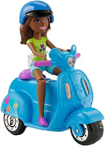 Barbie Muñeca FHV78 On The Go (Morena) y vehículo (Azul)