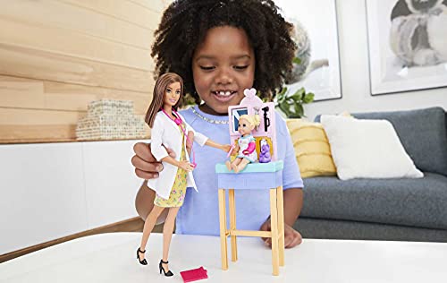 Barbie Pediatra Muñeca morena doctora con bebé, consulta médica de juguete y accesorios (Mattel GTN52)