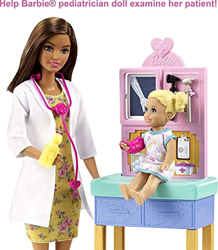 Barbie Pediatra Muñeca morena doctora con bebé, consulta médica de juguete y accesorios (Mattel GTN52)