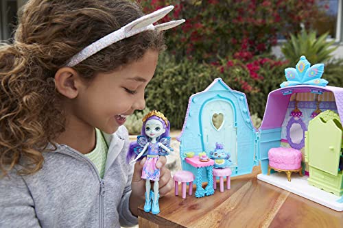 Enchantimals Patter Peacock con Casita de campo, muñeca pavo real con mascota, casa de juguete y accesorios (Mattel GYN61)