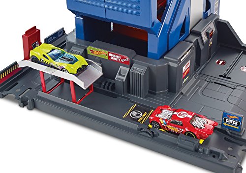 Hot Wheels FTB68 City Mega Garage Connectable Play Set with Diecast and Mini Toy Car