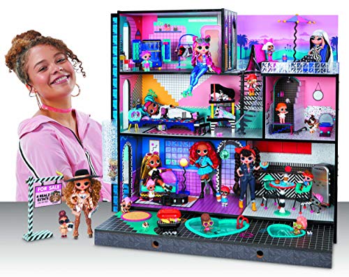 LOL Surprise OMG Casa de Muñecas de Madera Real con Muebles y Más de 85 Sorpresas. 6 Habitaciones: Dormitorio, Baño, Piscina, Ascensor, Cocina, Armario y Más 91x91cm. Para Niños a Partir de 3 Años