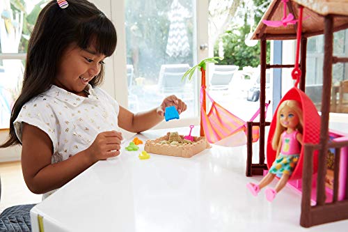 Barbie Chelsea y su cabaña de playa, muñeca con accesorios (Mattel FWV24)