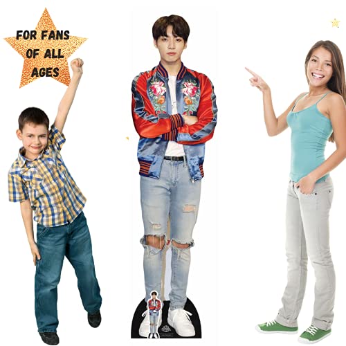 STAR CUTOUTS Cardboard CS749 Lifesize Standee con recorte de escritorio gratuito de Jeon Jung-Kook (Jungkook) Red Jacket Bangtan Boys, Multicolor