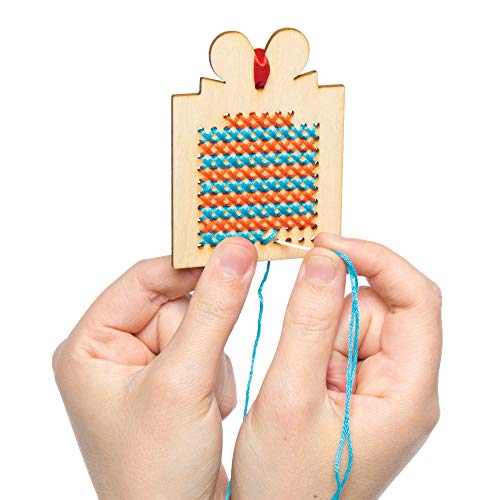 Baker Ross Kits de punto de cruz de decoración de madera navideña - Ideal para manualidades, regalos, recuerdos y más para niños (paquete de 6)