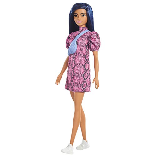 Barbie Fashionista Muñeca con pelo violeta, vestido con estampado de serpiente y accesorios de moda de juguete (Mattel GXY99)
