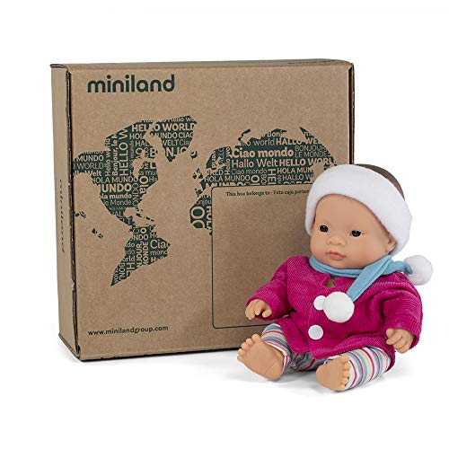 Miniland complementos Set de regalo: Muñeca bebé con rasgos asiáticos y conjunto de ropita con accesorios. (31202) , color/modelo surtido