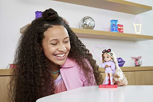 Barbie Extra Mini Muñeca pequeña articulada rubia con coletas y sudadera morada y accesorios de moda de juguete (Mattel HGP66)