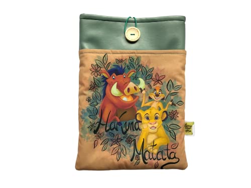 Funda artesanal grande para libros y tablets de El Rey León + marcapáginas regalo, algodón ecológico, acolchada, con bolsillo frontal y botón. Regalo ideal para adolescentes