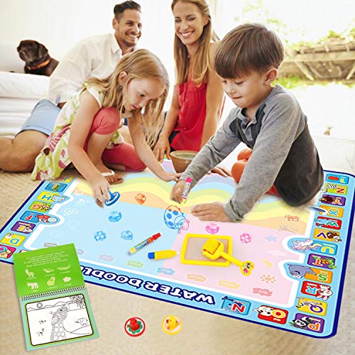 HOWAF Doodle Agua, 100x100 cm Agua Dibujo Pintura Alfombra de Agua Pizarra Mágica Escritura de Agua Doodle con Plumas Sellos Juegos para Niños Mayores de 2 Años, Regalo Ideal para niños