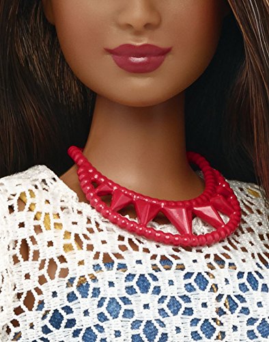 Barbie Fashionistas - Muñeca, Elegante con Vaqueros (Mattel DPX68)